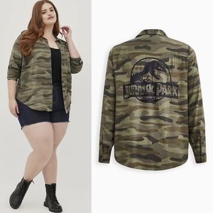 TORRID UNIVERSAL JURASSIC PARK BUTTON DOWN - CHALLIS CAMO